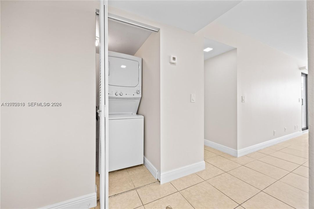 For Sale: $210,000 (2 beds, 2 baths, 933 Square Feet)