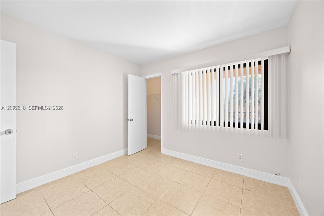 For Sale: $210,000 (2 beds, 2 baths, 933 Square Feet)
