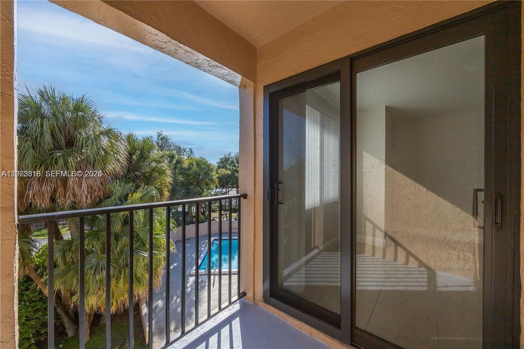 For Sale: $210,000 (2 beds, 2 baths, 933 Square Feet)