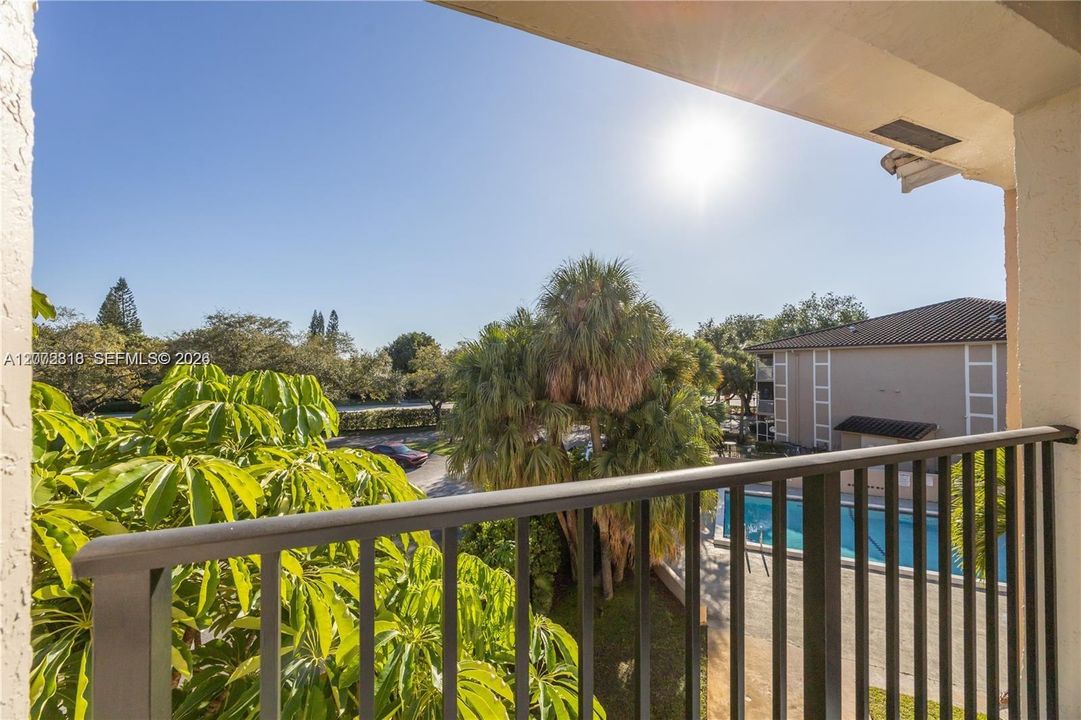 For Sale: $210,000 (2 beds, 2 baths, 933 Square Feet)