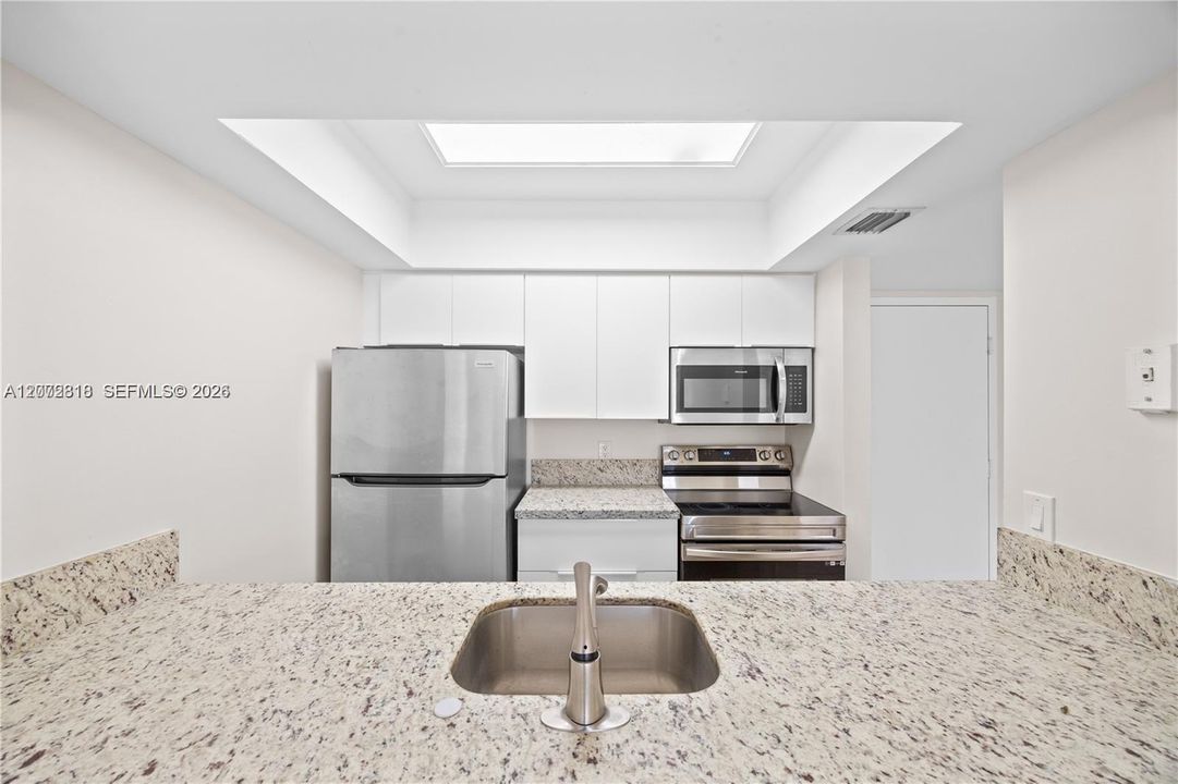 For Sale: $210,000 (2 beds, 2 baths, 933 Square Feet)