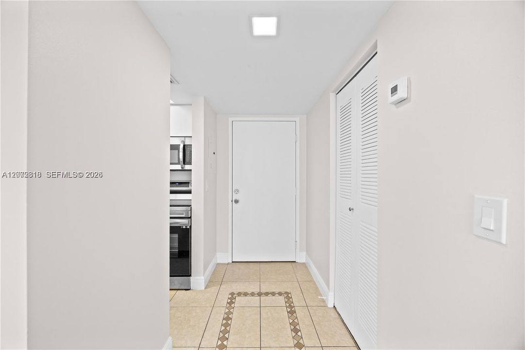 For Sale: $210,000 (2 beds, 2 baths, 933 Square Feet)