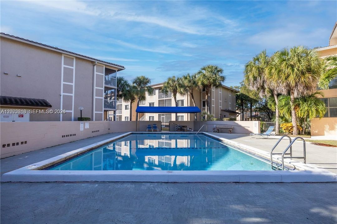 For Sale: $210,000 (2 beds, 2 baths, 933 Square Feet)