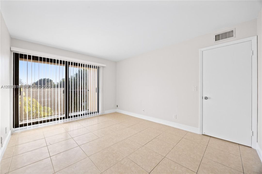 For Sale: $210,000 (2 beds, 2 baths, 933 Square Feet)