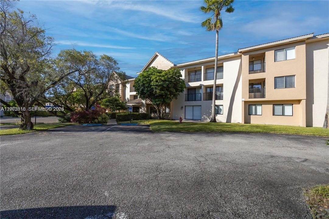 For Sale: $210,000 (2 beds, 2 baths, 933 Square Feet)