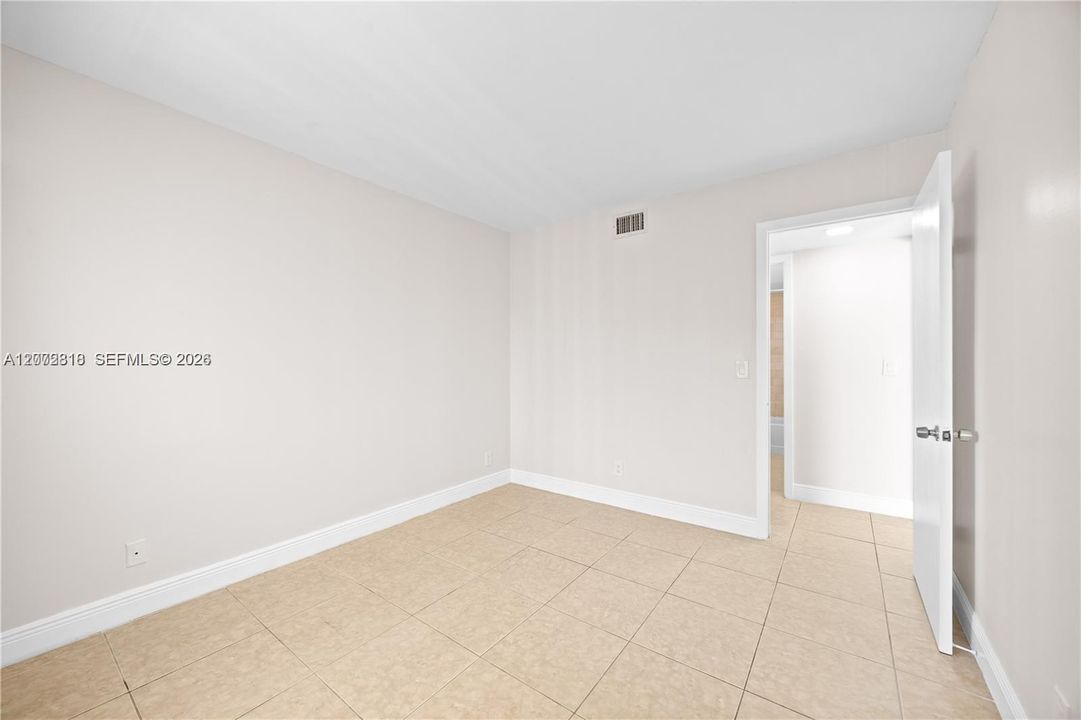 For Sale: $210,000 (2 beds, 2 baths, 933 Square Feet)