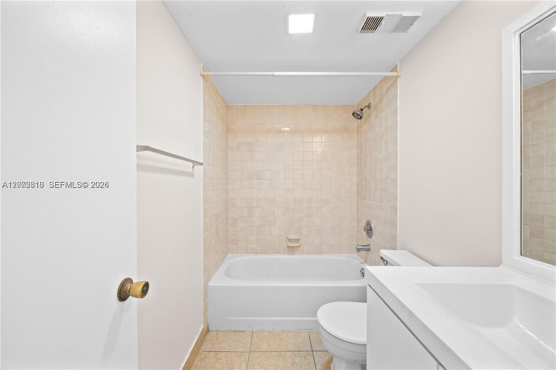 For Sale: $210,000 (2 beds, 2 baths, 933 Square Feet)