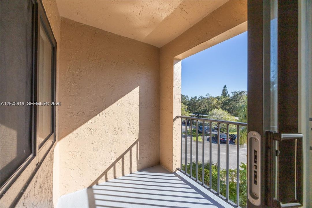 For Sale: $210,000 (2 beds, 2 baths, 933 Square Feet)