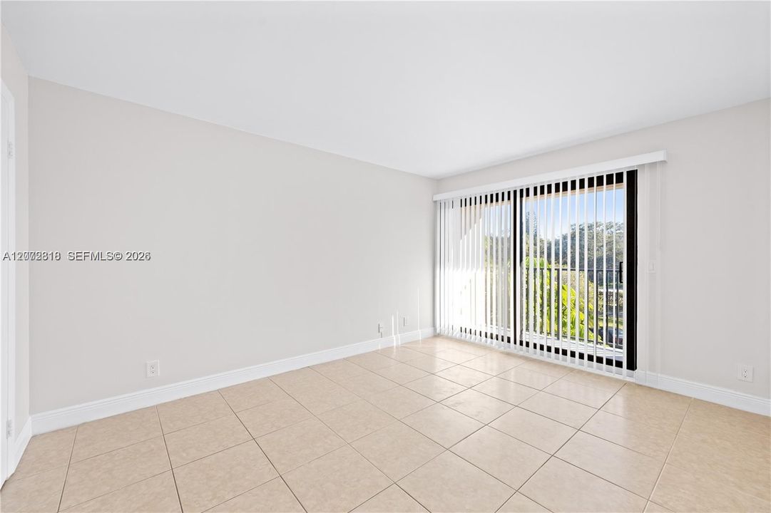 For Sale: $210,000 (2 beds, 2 baths, 933 Square Feet)