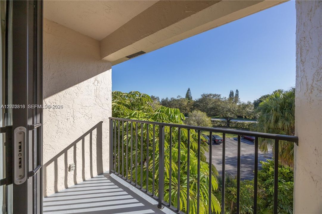 For Sale: $210,000 (2 beds, 2 baths, 933 Square Feet)
