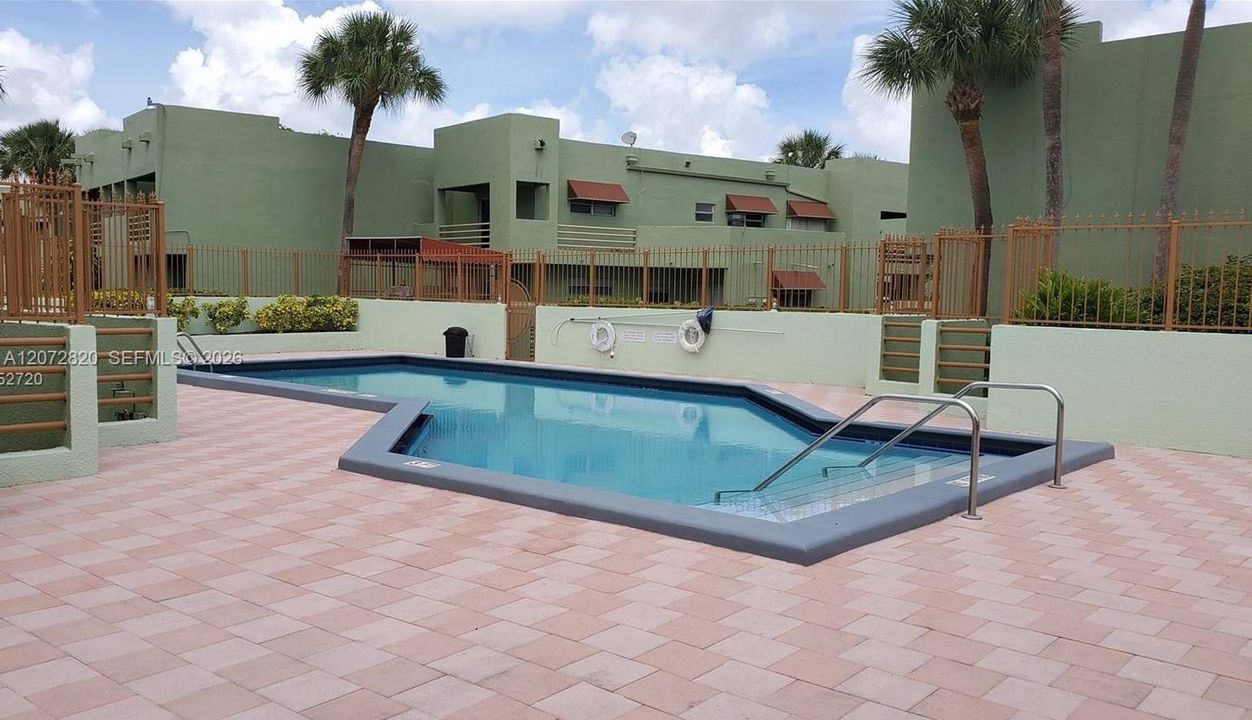 For Sale: $330,000 (2 beds, 2 baths, 1108 Square Feet)