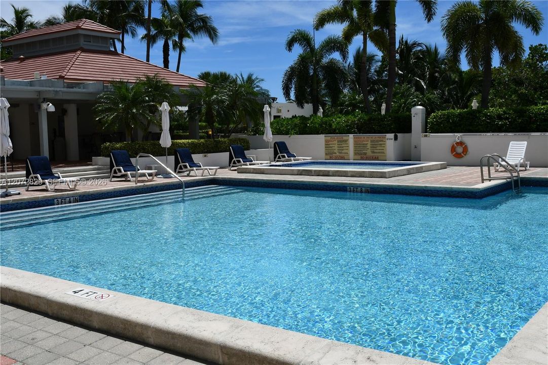 En Venta: $700,000 (3 camas, 3 baños, 1840 Pies cuadrados)