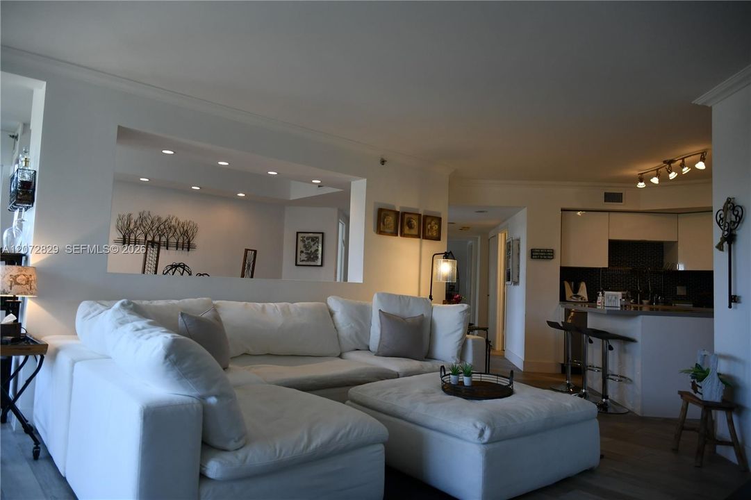En Venta: $700,000 (3 camas, 3 baños, 1840 Pies cuadrados)
