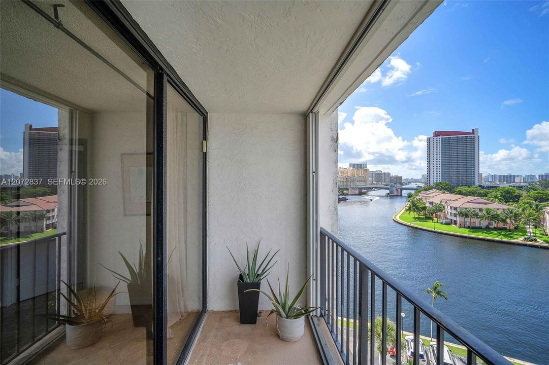 For Sale: $295,000 (2 beds, 2 baths, 1130 Square Feet)