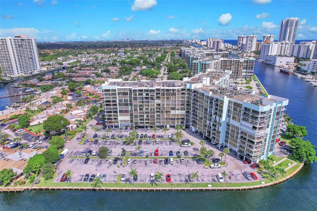 For Sale: $295,000 (2 beds, 2 baths, 1130 Square Feet)