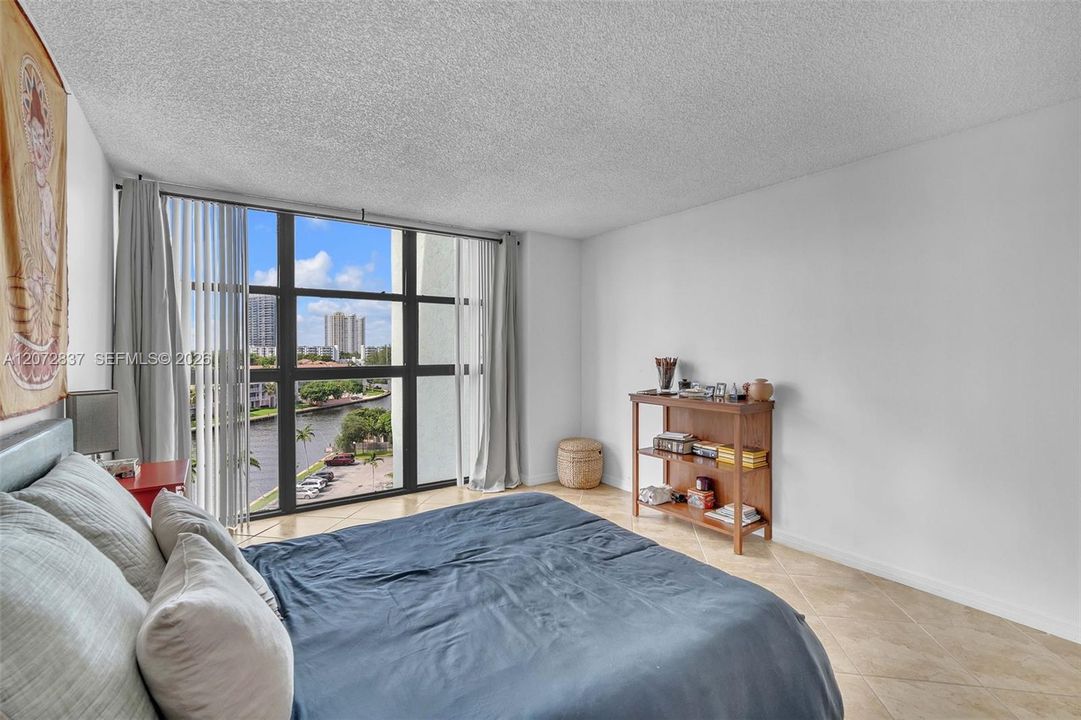 For Sale: $295,000 (2 beds, 2 baths, 1130 Square Feet)