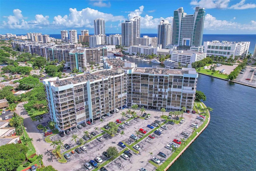 For Sale: $295,000 (2 beds, 2 baths, 1130 Square Feet)