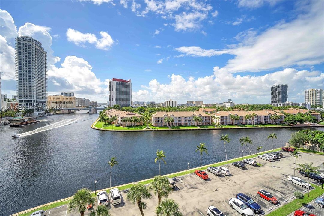 For Sale: $295,000 (2 beds, 2 baths, 1130 Square Feet)