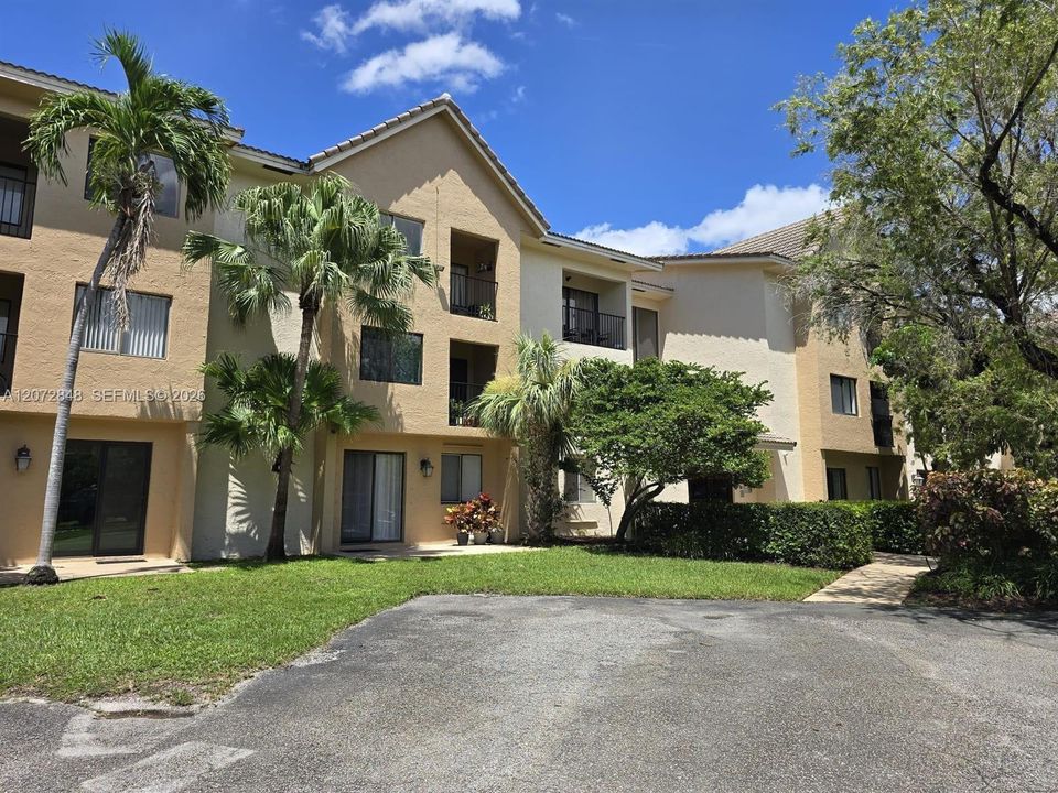 For Sale: $208,000 (2 beds, 1 baths, 933 Square Feet)