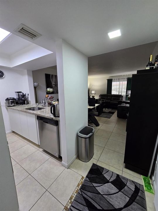 For Sale: $208,000 (2 beds, 1 baths, 933 Square Feet)