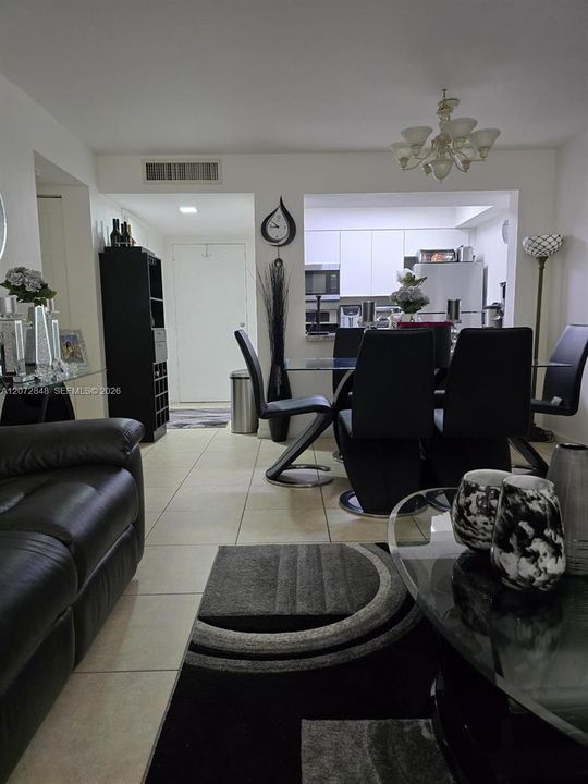 For Sale: $208,000 (2 beds, 1 baths, 933 Square Feet)