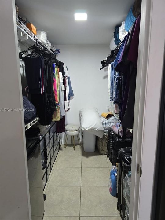 For Sale: $208,000 (2 beds, 1 baths, 933 Square Feet)