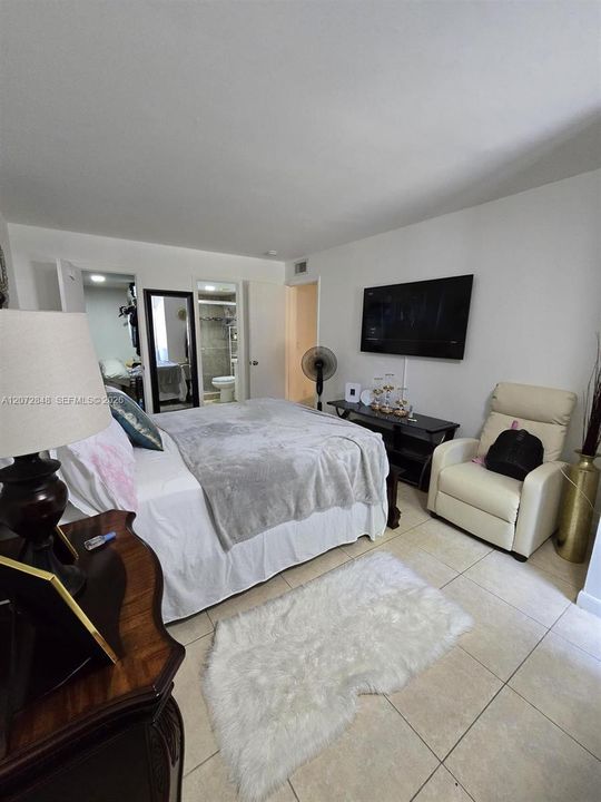 For Sale: $208,000 (2 beds, 1 baths, 933 Square Feet)