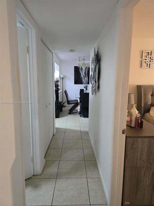 For Sale: $208,000 (2 beds, 1 baths, 933 Square Feet)