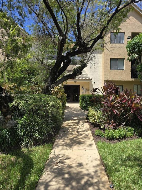 For Sale: $208,000 (2 beds, 1 baths, 933 Square Feet)