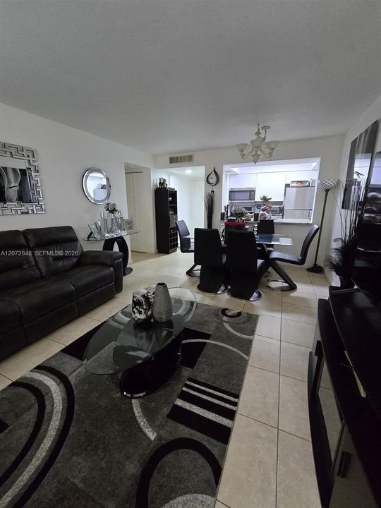 For Sale: $208,000 (2 beds, 1 baths, 933 Square Feet)