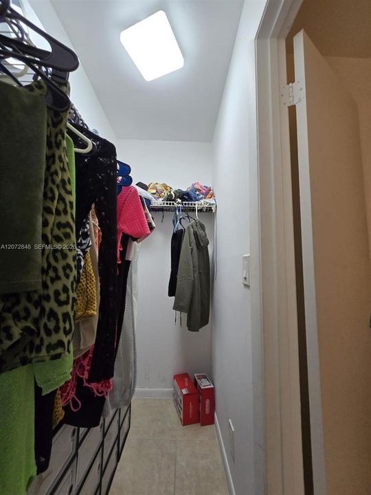 For Sale: $208,000 (2 beds, 1 baths, 933 Square Feet)