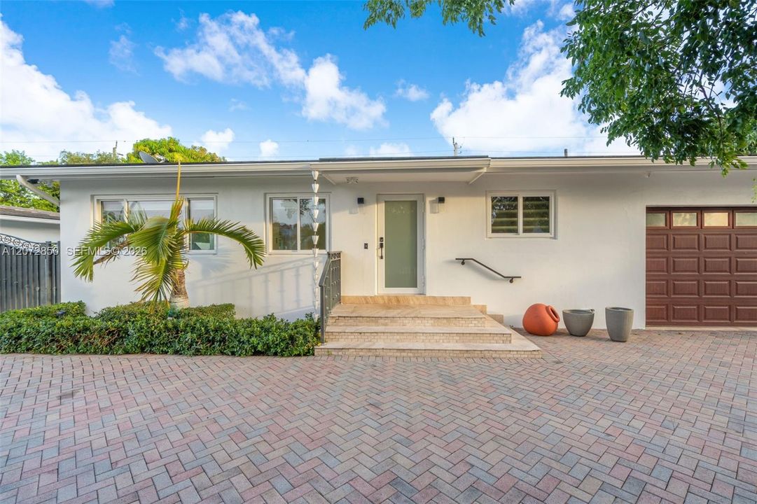 En Venta: $2,500,000 (4 camas, 3 baños, 2424 Pies cuadrados)