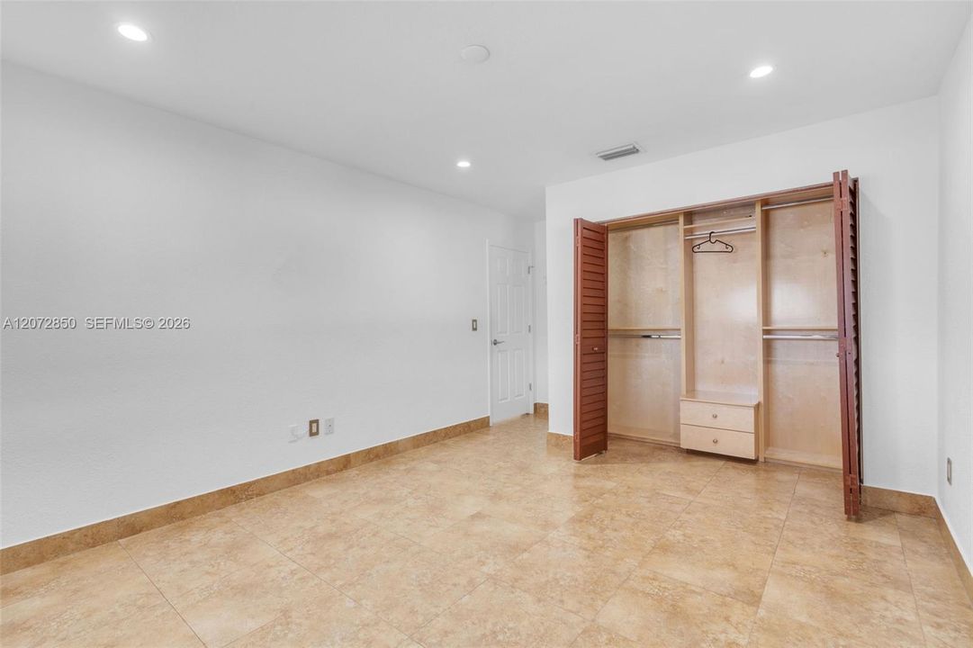 En Venta: $2,500,000 (4 camas, 3 baños, 2424 Pies cuadrados)