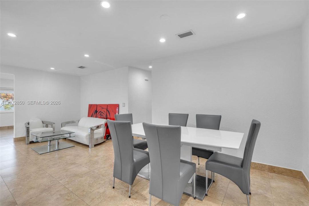 En Venta: $2,500,000 (4 camas, 3 baños, 2424 Pies cuadrados)