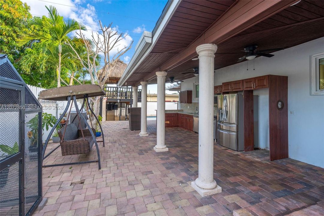 En Venta: $2,500,000 (4 camas, 3 baños, 2424 Pies cuadrados)