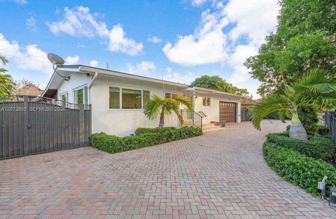 En Venta: $2,500,000 (4 camas, 3 baños, 2424 Pies cuadrados)