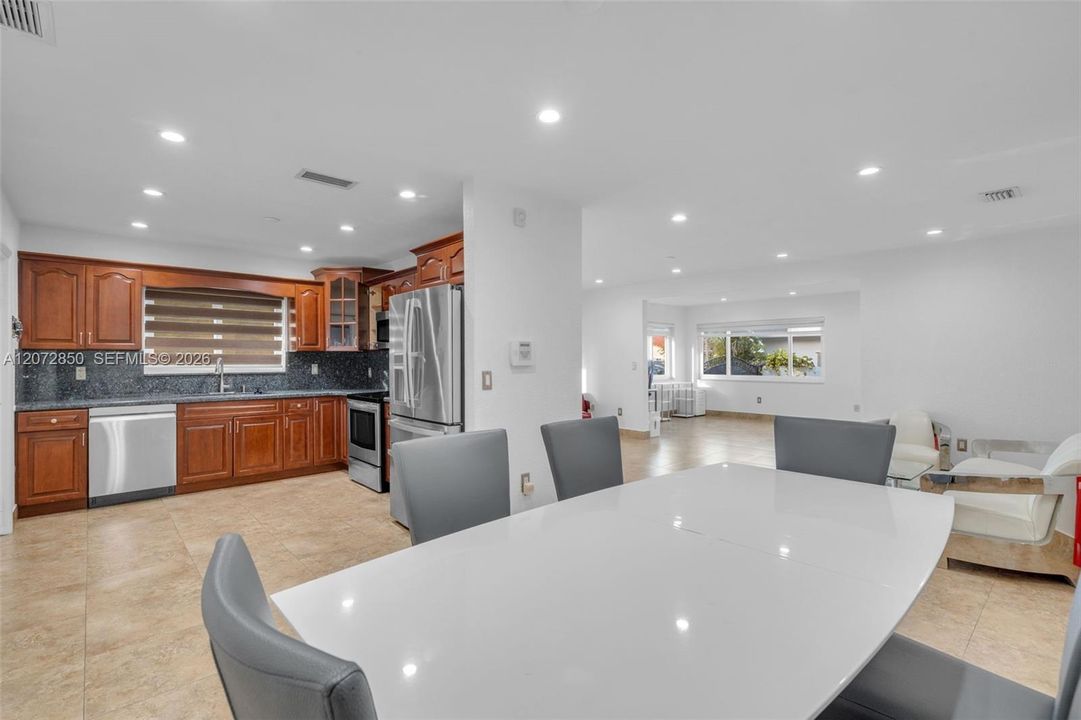 En Venta: $2,500,000 (4 camas, 3 baños, 2424 Pies cuadrados)