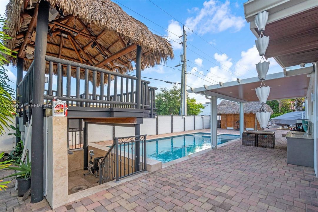 En Venta: $2,500,000 (4 camas, 3 baños, 2424 Pies cuadrados)