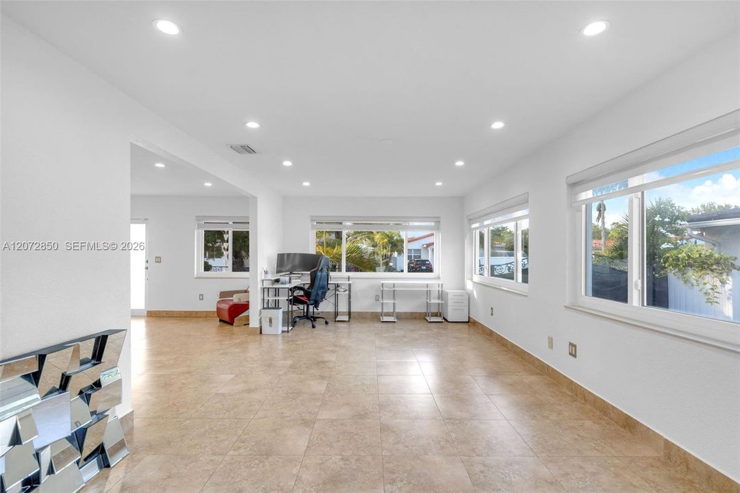 En Venta: $2,500,000 (4 camas, 3 baños, 2424 Pies cuadrados)