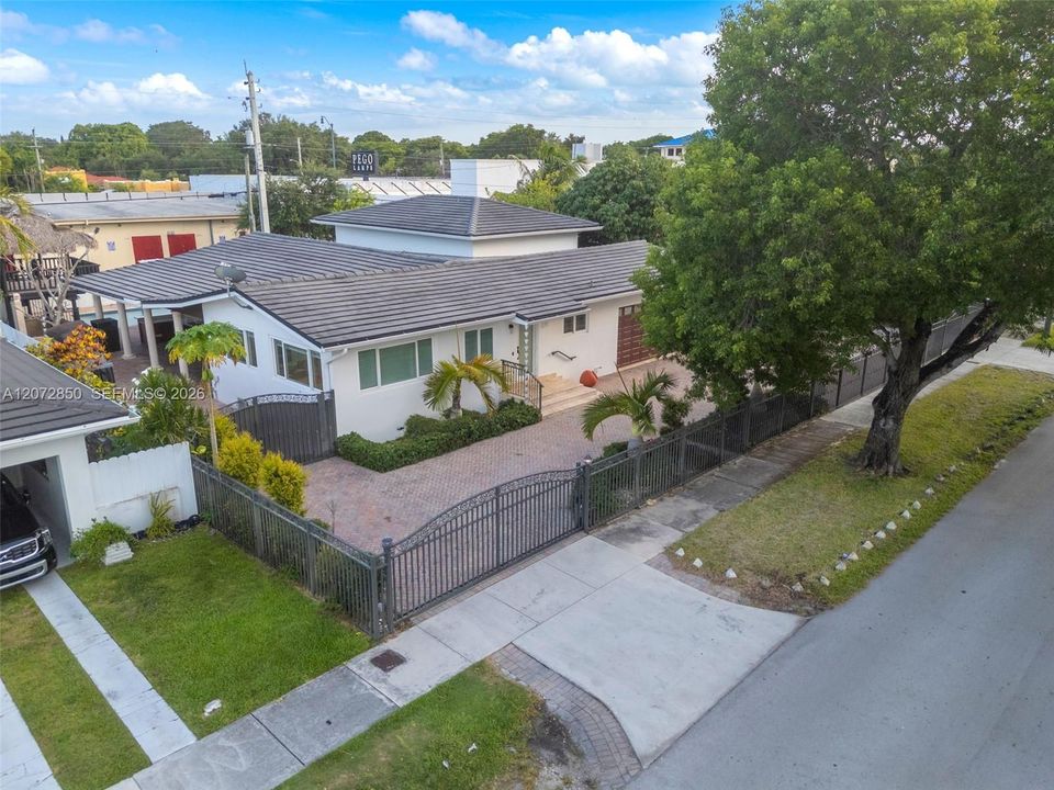En Venta: $2,500,000 (4 camas, 3 baños, 2424 Pies cuadrados)