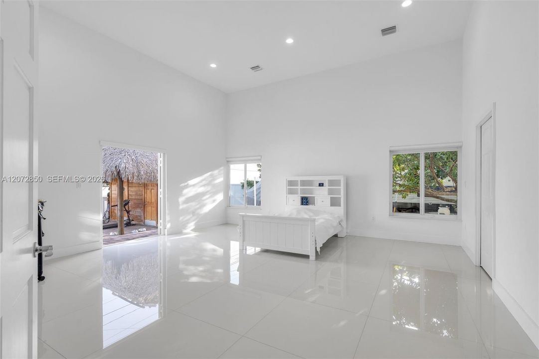 En Venta: $2,500,000 (4 camas, 3 baños, 2424 Pies cuadrados)