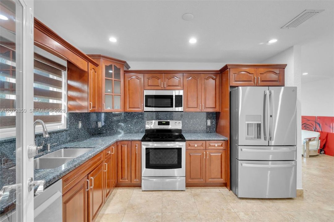 En Venta: $2,500,000 (4 camas, 3 baños, 2424 Pies cuadrados)