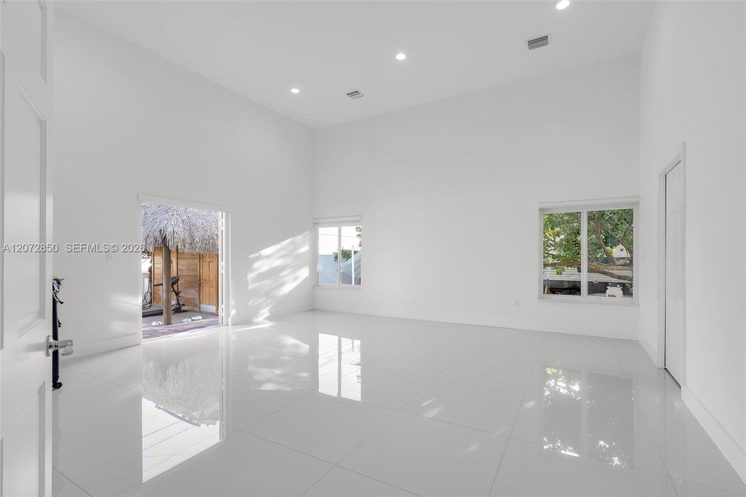 En Venta: $2,500,000 (4 camas, 3 baños, 2424 Pies cuadrados)