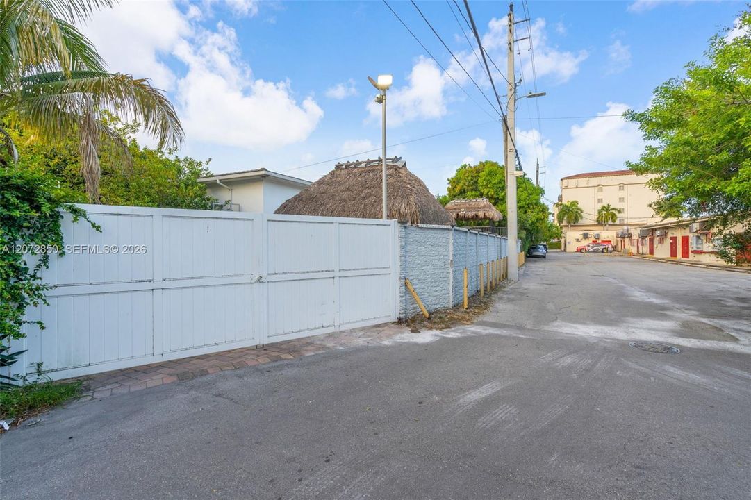 En Venta: $2,500,000 (4 camas, 3 baños, 2424 Pies cuadrados)
