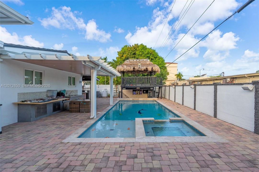 En Venta: $2,500,000 (4 camas, 3 baños, 2424 Pies cuadrados)