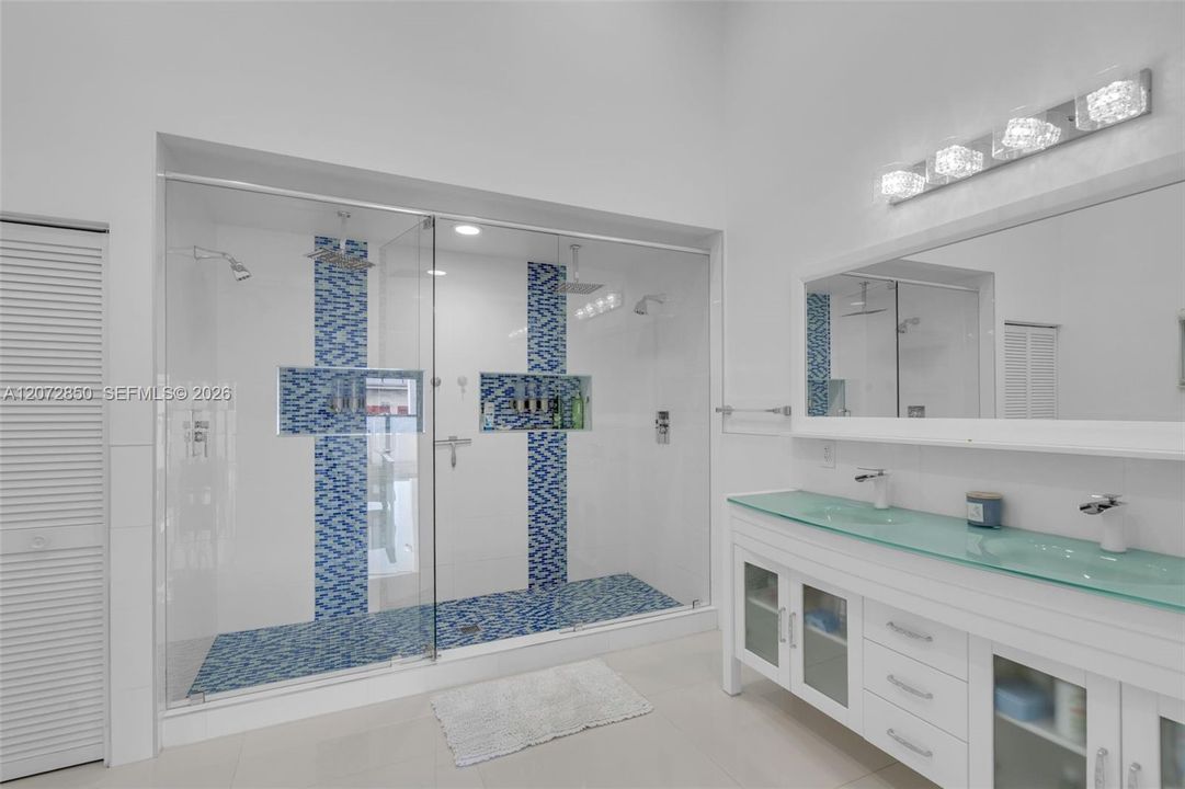 En Venta: $2,500,000 (4 camas, 3 baños, 2424 Pies cuadrados)