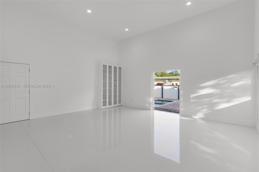 En Venta: $2,500,000 (4 camas, 3 baños, 2424 Pies cuadrados)
