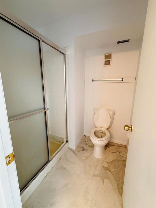 Upstairs ensuite bathroom