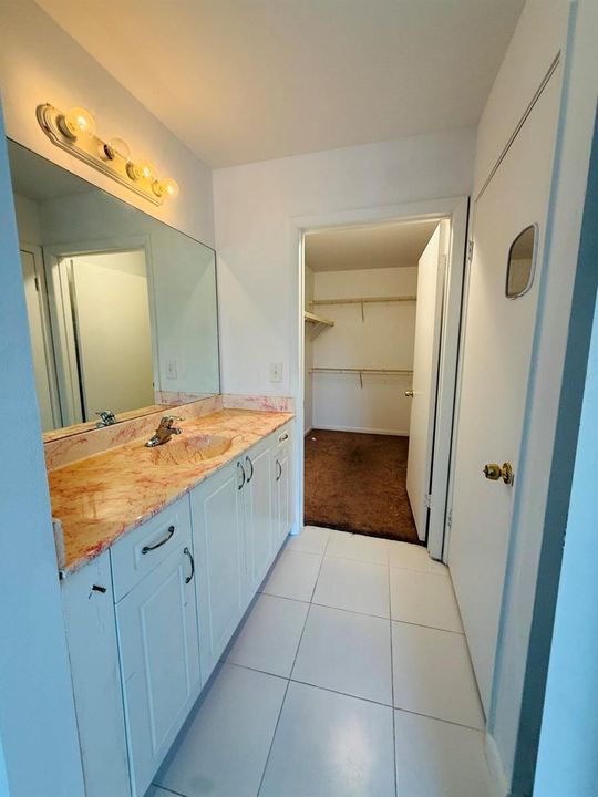 Second level ensuite full bathroom