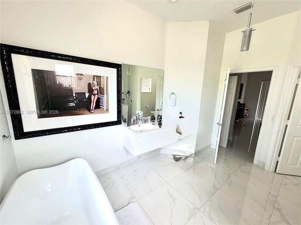 For Sale: $740,000 (4 beds, 3 baths, 2032 Square Feet)